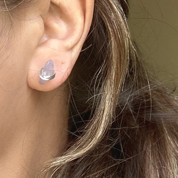 Raw amethyst and gold knot confetti studs earrings dainty purple statement - Picture 3 of 6